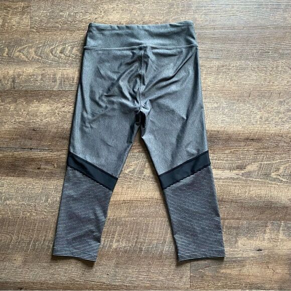 Under Armour Capri Legging Workout Gym Gray Black Small Compression - Picture 5 of 13